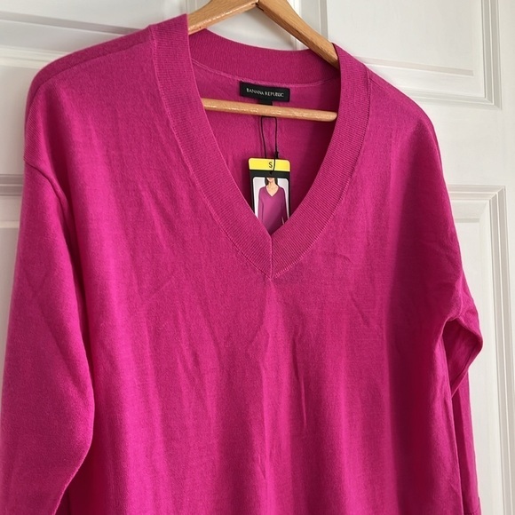 Banana Republic Sweaters - BANANA REPUBLIC Machine Washable 100% Merino Wool Boyfriend V-Neck Sweater Pink